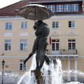 Outdoor man and woman kissing statue cast bronze water fountain
